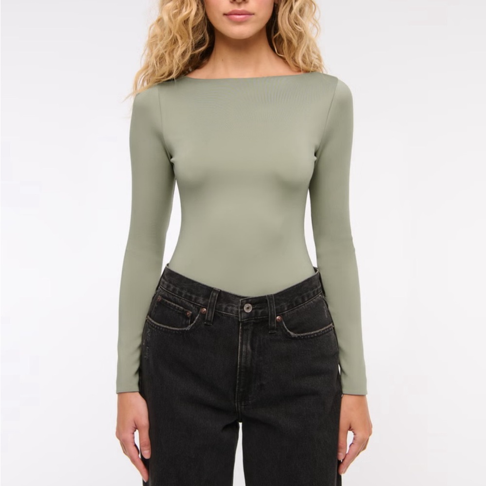 NWT Abercrombie Long-Sleeve Sculpt Matte Fabric Tuckable Slash Top